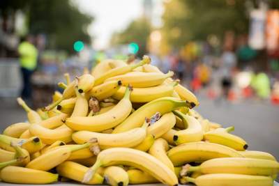 Медики рассказали, кому вредно есть бананы